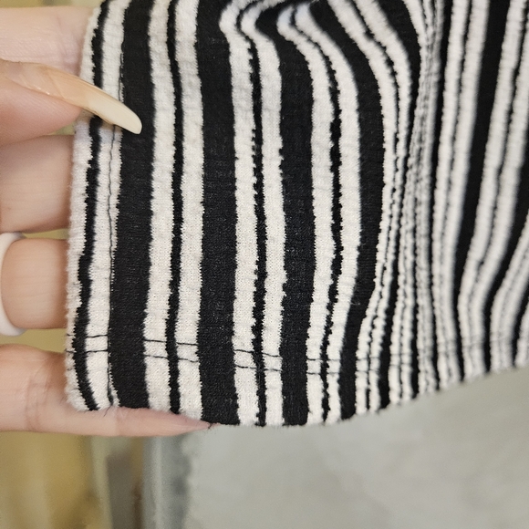 Cable & Guage XL B/W High Neck Sleeveless Striped Top AA-1437 - Picture 6 of 10